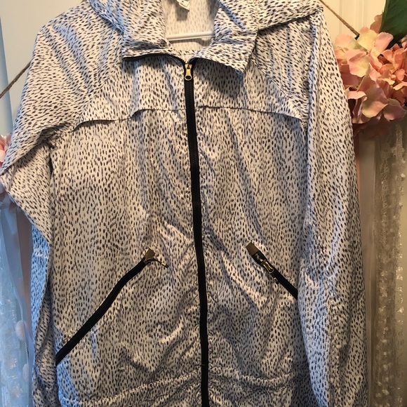 Lululemon windbreaker jacket - Picture 2 of 3